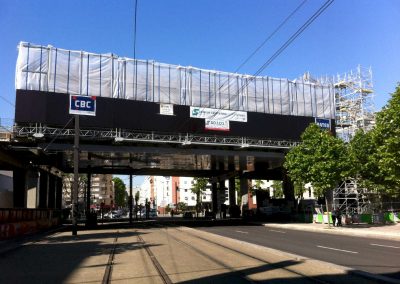 échafaudage de protection sur passerelle – Travaux préparatoires à la Tour Triangle