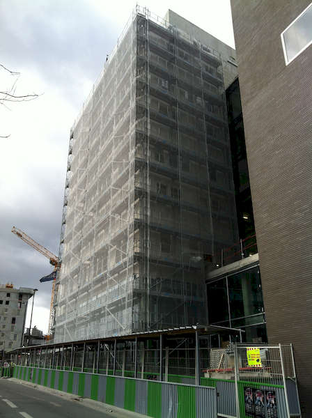 chantier_m3i2_paris_13_echafadauge_complet_du_batiment_facade_est_light